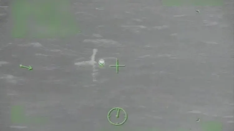 美國海岸防衛隊公布搜救影片，夜視畫面顯示發現男子在海面上載浮載沉。路透社