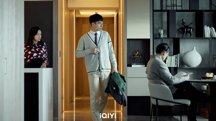 尹馨（左起）和兒子陳昊森、老公藍鈞天組成模範家庭。愛奇藝國際站提供