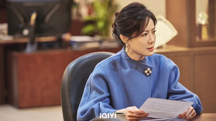 尹馨劇中飾演有權有勢、霸氣外露的家長會長。愛奇藝國際站提供