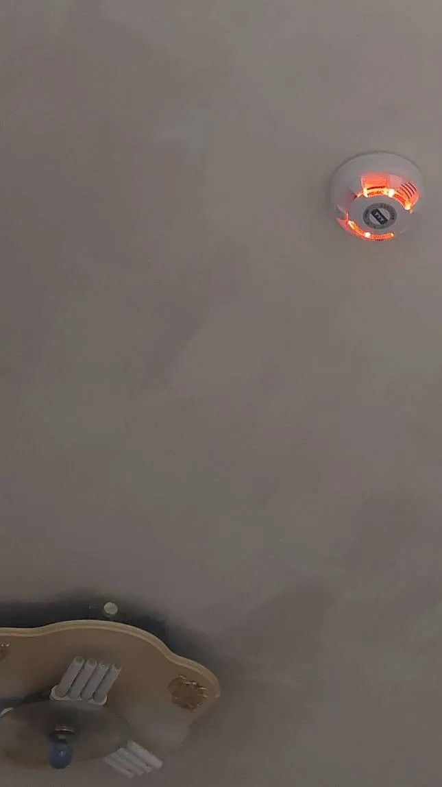 蘆洲社區大樓住戶自行裝設的住警器。新北市消防局提供