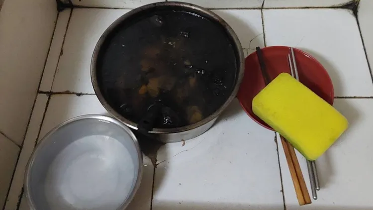 淡水獨居老人忘關爐火，差點引發火警。新北市消防局提供