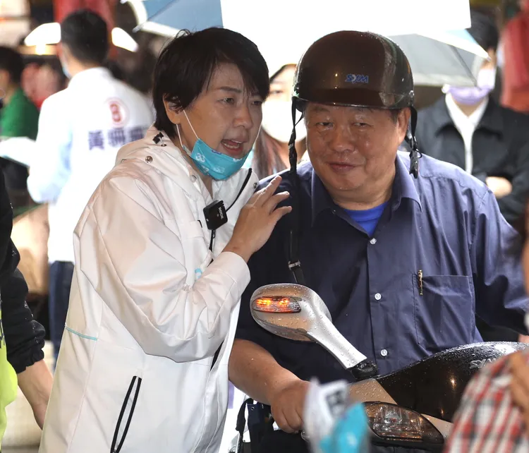 黃珊珊走訪草埔市場。陳明中攝