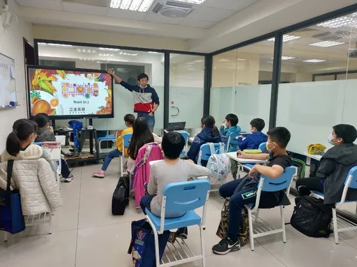 国小旧班级变身AI英语情境教室 新北美女议员推科技导入双语学习