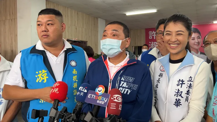 侯友宜受訪時被問到是否與吳怡農拼場，侯友宜愣一下問「他是誰？」。田兆緯攝