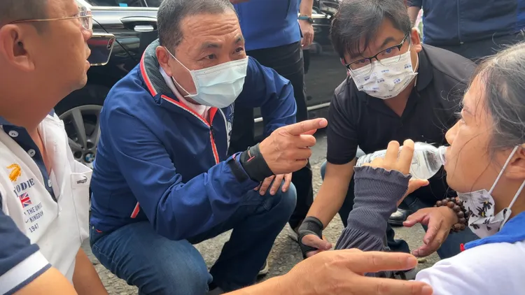 活動現場突然傳出撞擊聲，一名女騎士因為疾病問題自撞，侯友宜也馬上停止活動，上前關心狀況。田兆緯攝