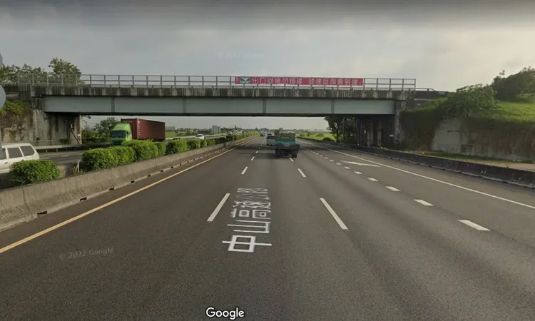 黃男違規地點位於國道1號雲林路段南下246.1公里處，國道警方站在陸橋上取締。翻攝Google街景