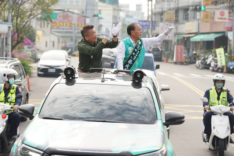 蔡其昌上午陪同市議員蔡成圭在東勢區車隊掃街，獲得選民熱情回應。鮮明攝