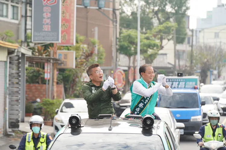 蔡其昌與蔡成圭在東勢車隊掃街拜票。鮮明攝