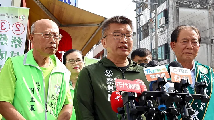 蔡其昌反批盧秀燕執行能力差，他爭取再多預算給台中市，盧仍做不了事。鮮明攝。