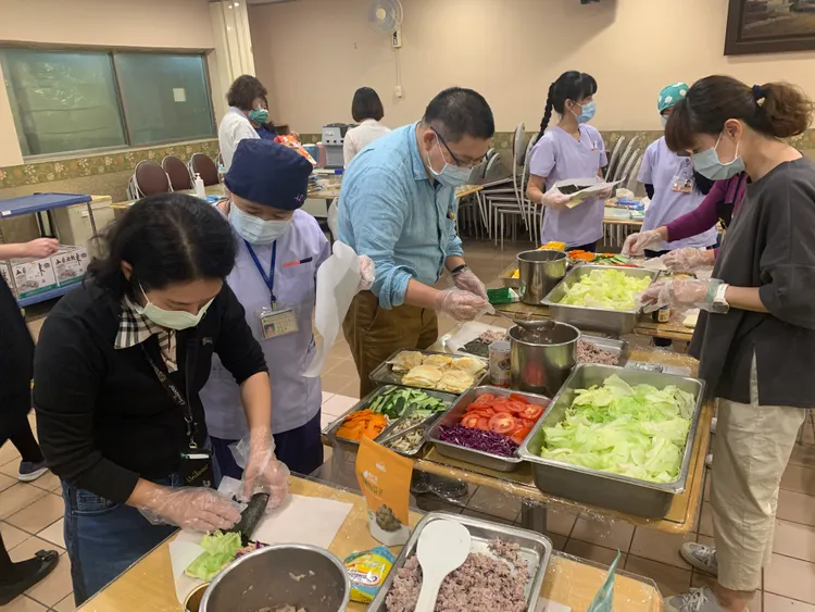 門諾醫院員工動手學做飯糰，藉此帶回家庭推廣。院方提供