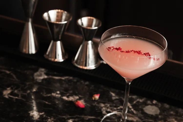 「胭脂裙帶」以琴酒、苦艾酒為基底，微微苦澀中帶有細膩清香，散發如同胭脂般的粉嫩顏色。六福旅遊集團提供