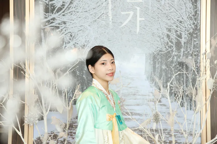 穿著韓系服飾再贈下酒小食韓式煎餅乙份，搭配韓系調酒更道地。六福旅遊集團提供