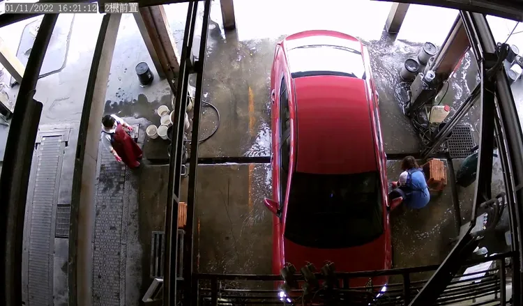 加油站員工彎腰撿起2百元。民眾提供