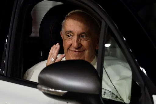 教宗搭機赴巴林訪問 膝蓋疼痛無法在機艙內走動