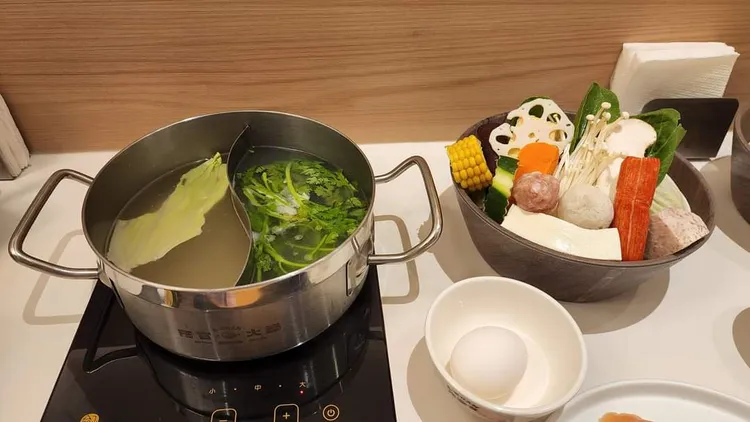 營養師建議糖尿病友選擇番茄、昆布等清澈的湯底。黃瑞娟攝