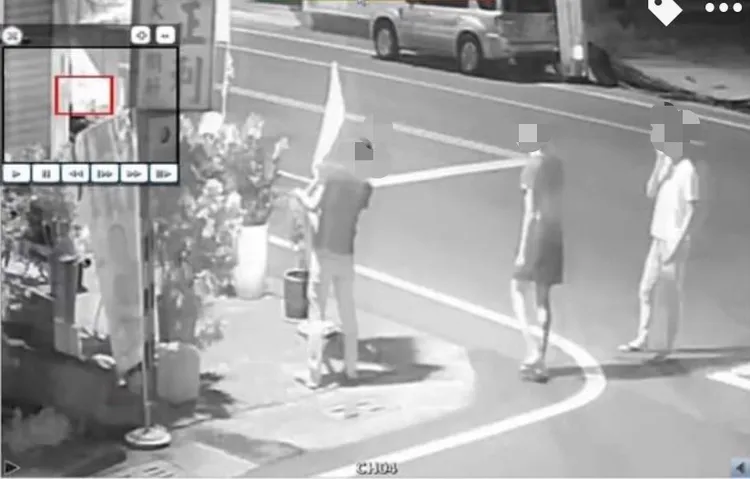 陳男與朋友在路旁抽菸，一時興起，竟拿打火機將候選人旗幟的眼睛燒開兩個洞。讀者提供