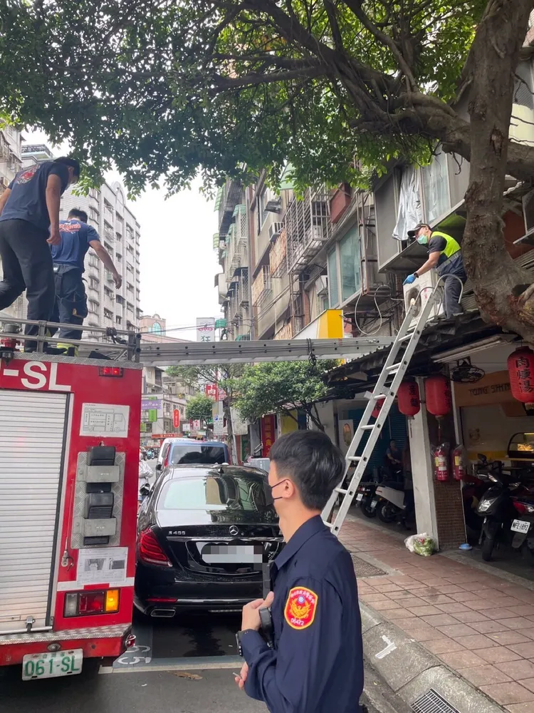 警消架設梯子讓譚男逃生。警方提供