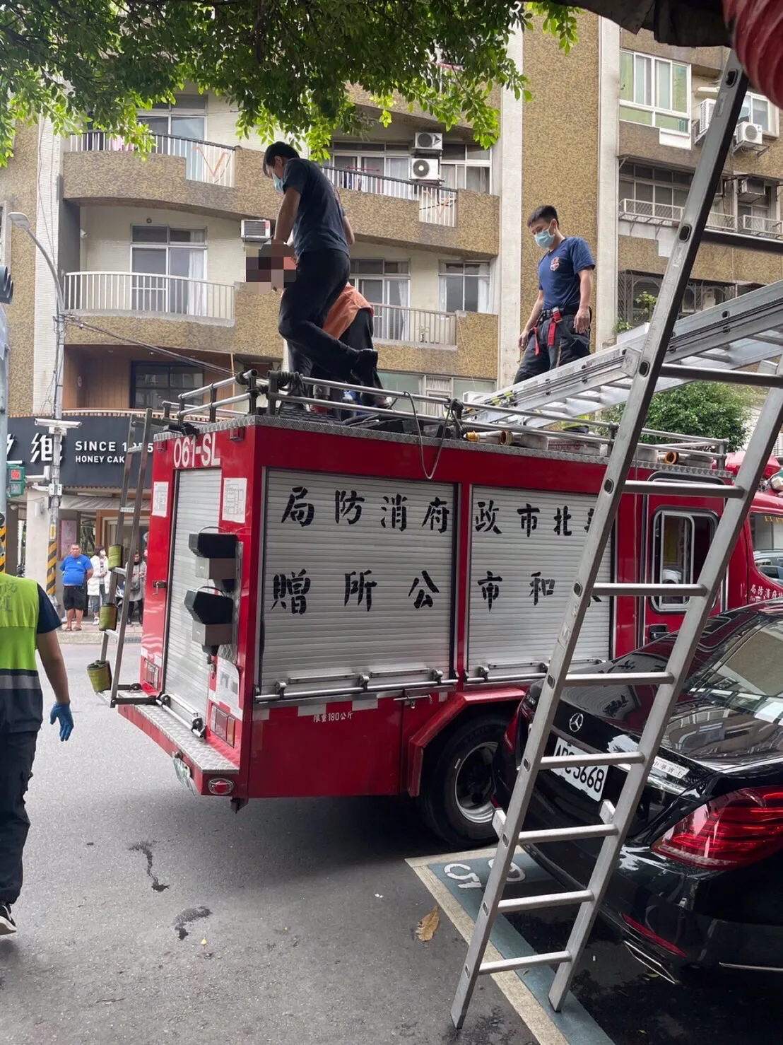 警方确认谭男为楼上屋主，并协助送医救治。警方提供