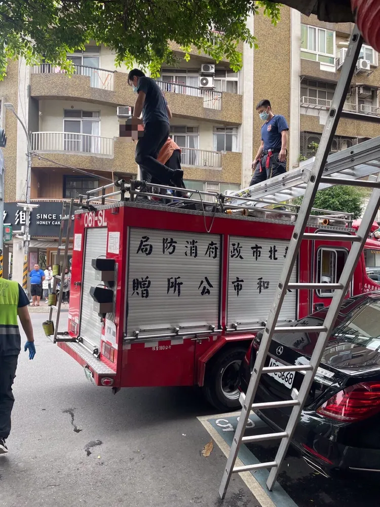 警方確認譚男為樓上屋主，並協助送醫救治。警方提供