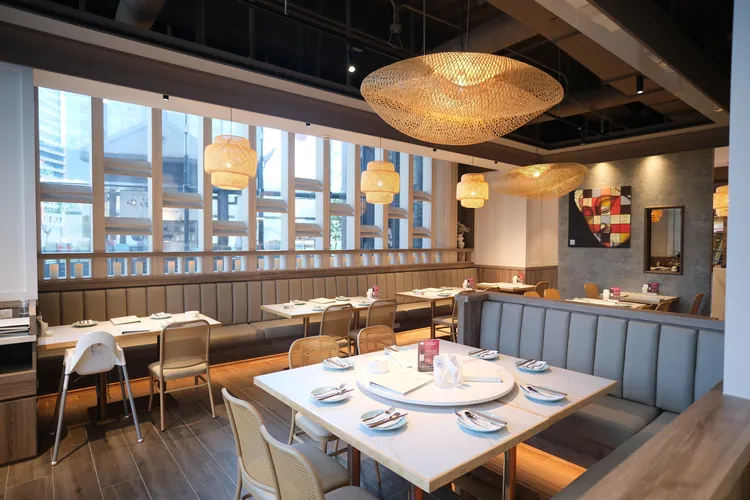 新店面以簡潔色系點綴南洋風格吊燈、蠟燭，營造舒適氛圍。陳志淵攝