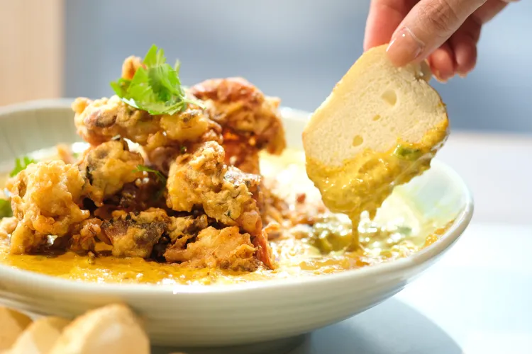 皇室咖哩軟殼蟹，560元。陳志淵攝