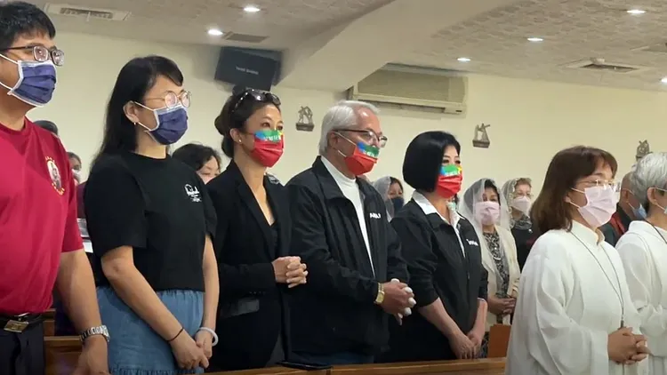 天主教徒Kolas今天到教堂彌撒，心情平靜。民眾提供