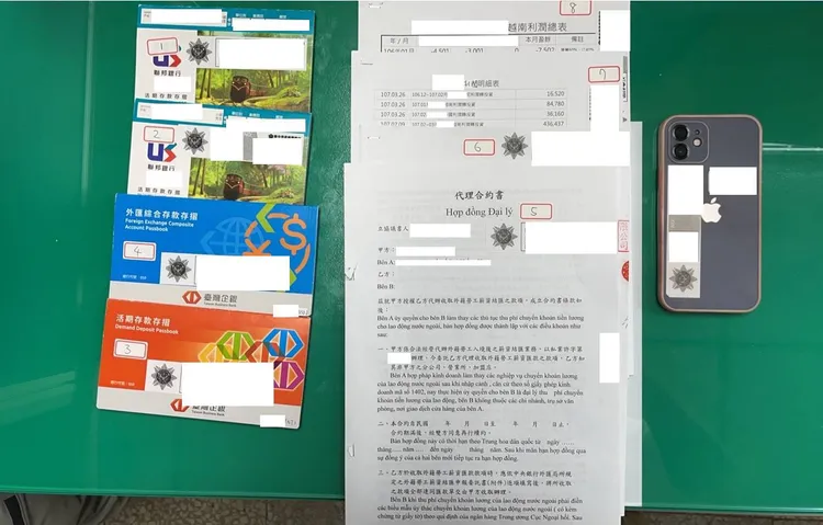 警方在旅行社及貿易公司，搜出帳戶、合約書等證物。讀者提供