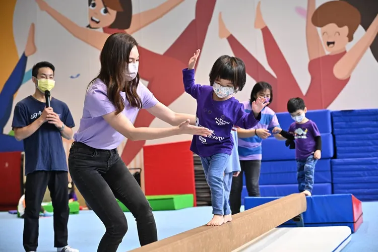 曾馨瑩（左二）當天小心翼翼扶著孩子們，注意運動安全。永齡基金會提供