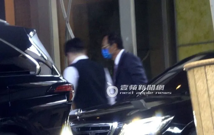 最後郭台銘（右）返家。特勤中心攝