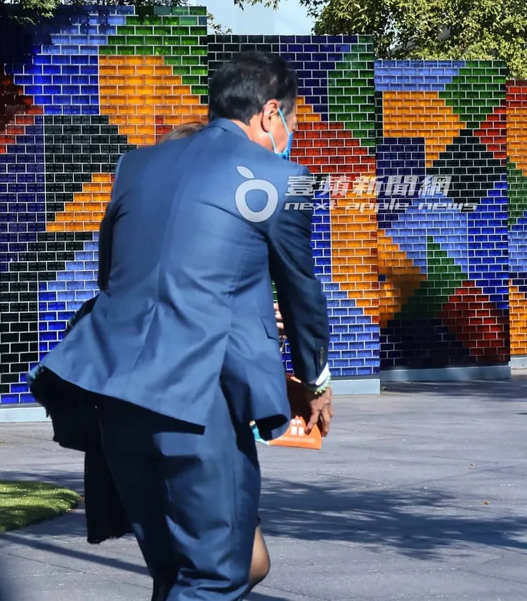 上車前，工作人員連忙將鼎泰豐紙袋遞給郭台銘。特勤中心攝