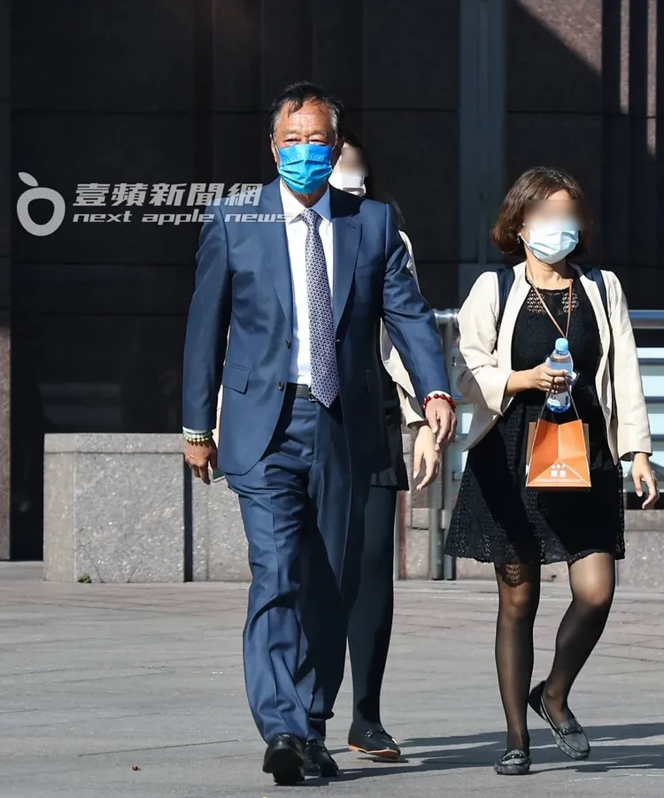 工作人員陪伴郭台銘往座車走去。特勤中心攝