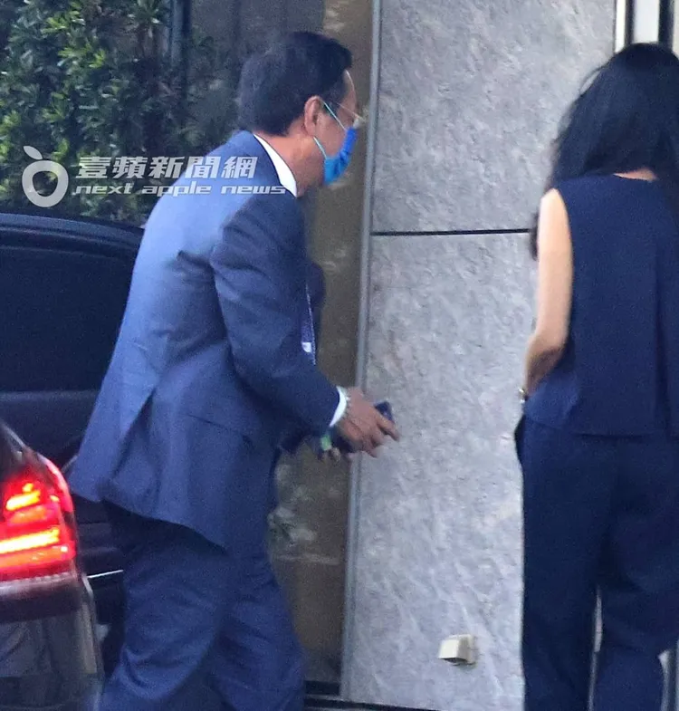 隨後郭台銘又快馬加鞭到了萬怡酒店赴會。特勤中心攝