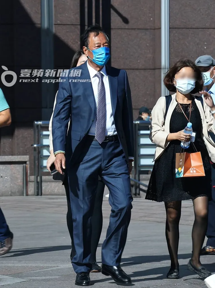 郭台銘從101走出，身邊有2名「睿田生技」的工作人員陪伴。特勤中心攝
