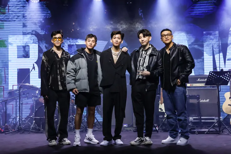 曾奕翔（左二）透露有安慰黃隊經理林襄。趙世平攝