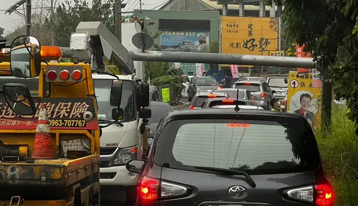 國道3中寮便道限高橫桿遭撞斷 交通大打結!慘況曝光