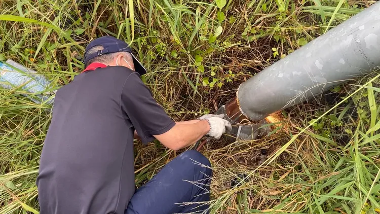 相關人員只能先用焊斷方式，將橫桿暫時移走，恢復道路通行。民眾提供