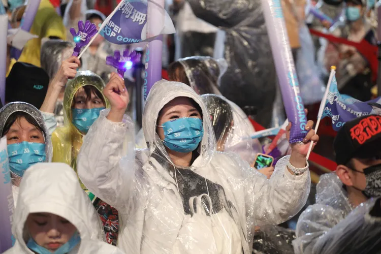 民眾冒雨也挺黃珊珊。翁玉信、陳明中攝