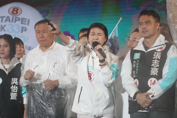 黃珊珊喊話。翁玉信、陳明中攝