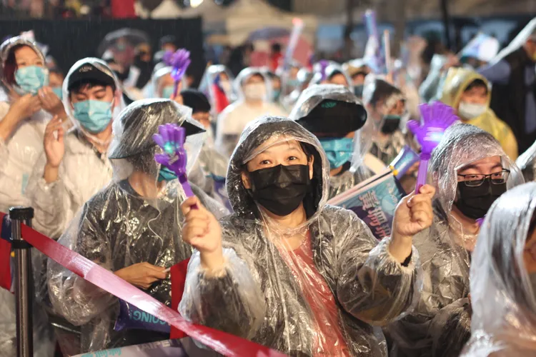 大雨澆不熄支持者熱情。翁玉信攝