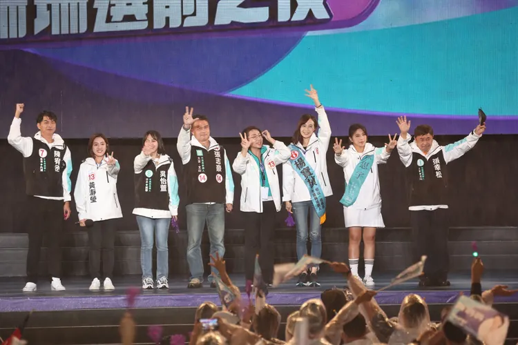 民眾黨小雞們。翁玉信、陳明中攝