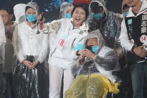 黃珊珊選前之夜|大雨登台誓言「讓名嘴眼鏡破掉」 柯文哲喊投自由意志不要藍綠