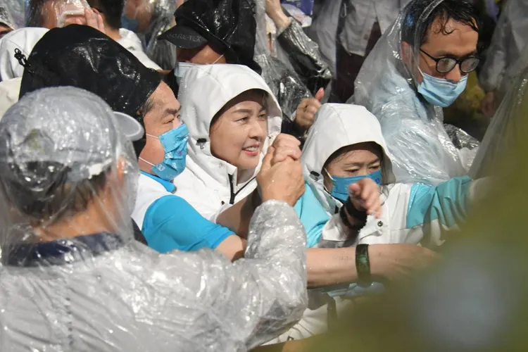 黃珊珊從人群中進場。翁玉信、陳明中攝