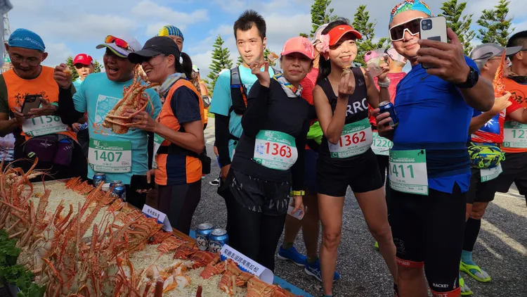 龍蝦沙拉不只吃還要拍才過癮。許逸民攝