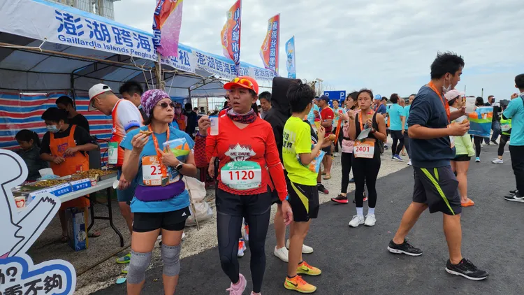 通樑半馬終點站，完賽半馬跑者放心爽吃。許逸民攝