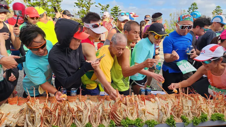 由龍蝦美食領軍，超過60道補給菜色的菊島澎湖跨海馬拉松，讓跑者瘋狂。許逸民攝