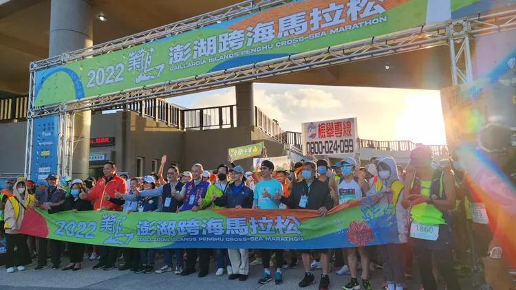 菊島澎湖跨海馬拉松因COVID-19疫情關係停辦2年後今早再度起跑。許逸民攝