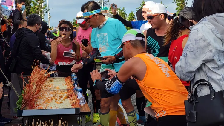第一站美食補給站的龍蝦沙拉，讓大多數跑者駐足。許逸民攝