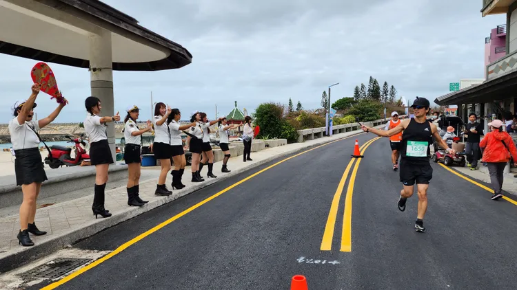 辣妹加油團幫跑者加油。許逸民攝