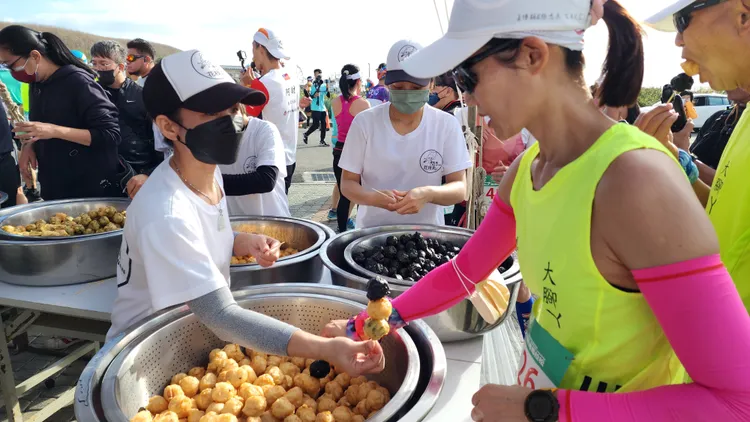 赤馬補給站的花枝丸毫不吝嗇，每串3種口味。許逸民攝