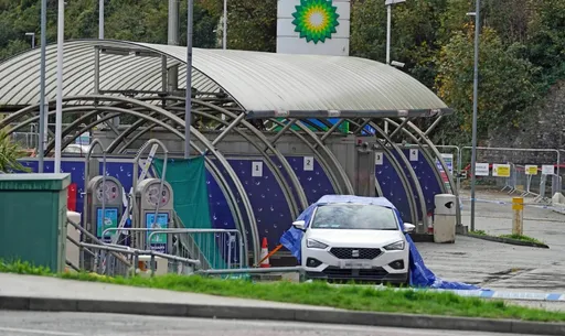 英移民中心遭扔汽油彈 警方:凶嫌具極端主義動機